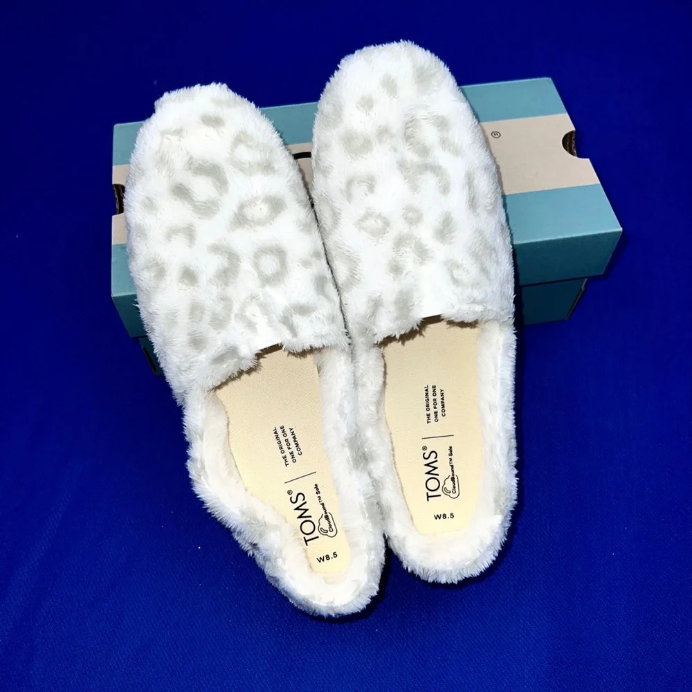🚫🚫SOLD!🚫🚫NIB/NWT🤩 |•TOMS•| Alpargata White Snow Leopard Fleece/Faux Fur 8.5 - Picture 2 of 11